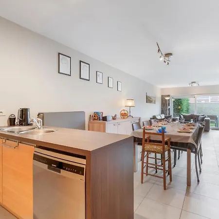 아파트 Luxury With Garden Close To The