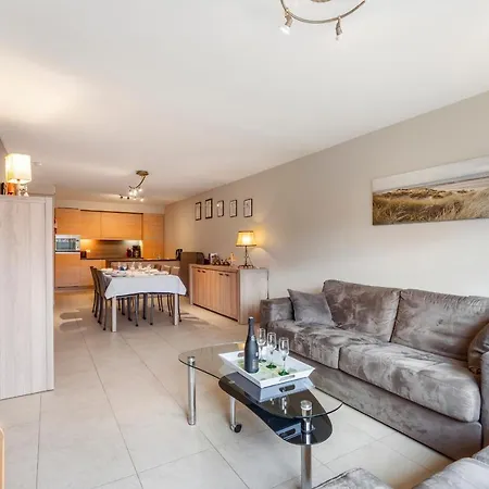 Luxury With Garden Close To The דירה